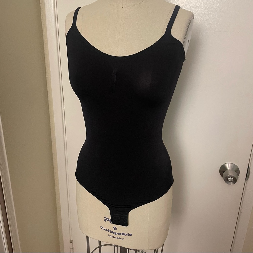 Maidenform black nylon, spandex & cotton bodysuit sleeveless, size medium